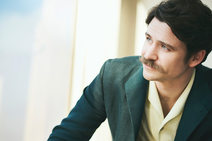 カメラに向かってポーズを取るトミー・バストウ(Tommy Bastow)さん