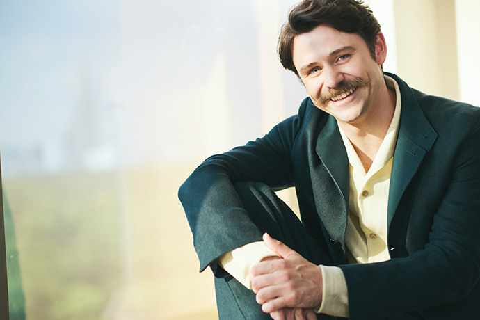 カメラに向かってポーズを取るトミー・バストウ(Tommy Bastow)さん