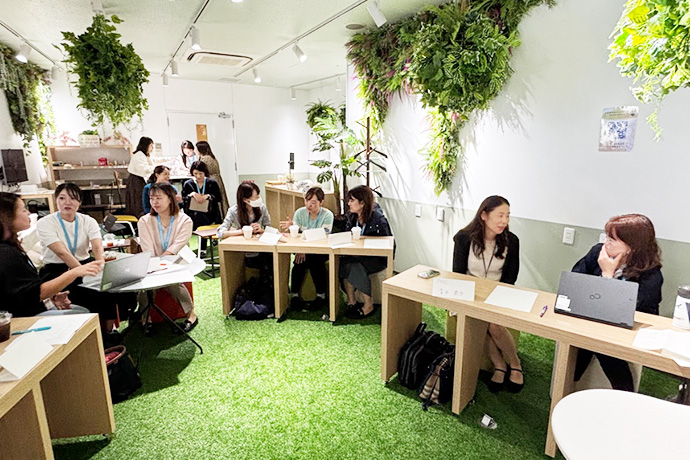 女性のリーダーシップを前向きに捉える：7割の女性が感じる「管理職へのためらい」