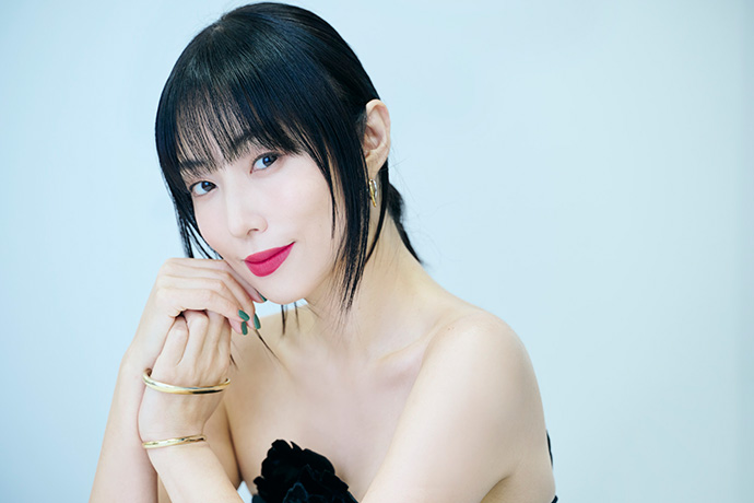 カメラに向かってポーズを取るMEGUMIさん