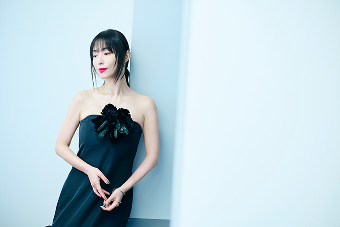 カメラに向かってポーズを取るMEGUMIさん