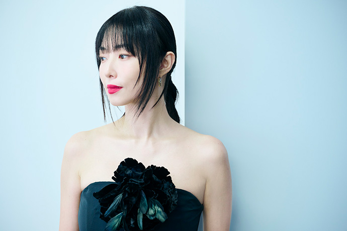 カメラに向かってポーズを取るMEGUMIさん