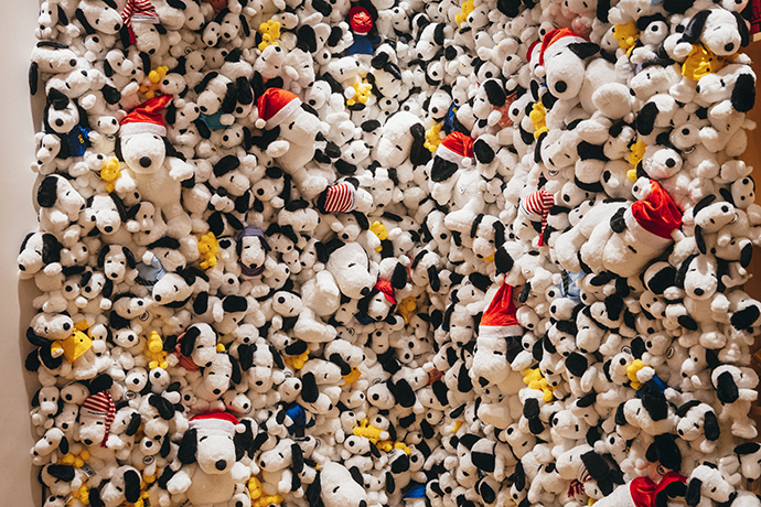 スヌーピーミュージアム「ハッピークリスマス」ぬいぐるみウォールの写真