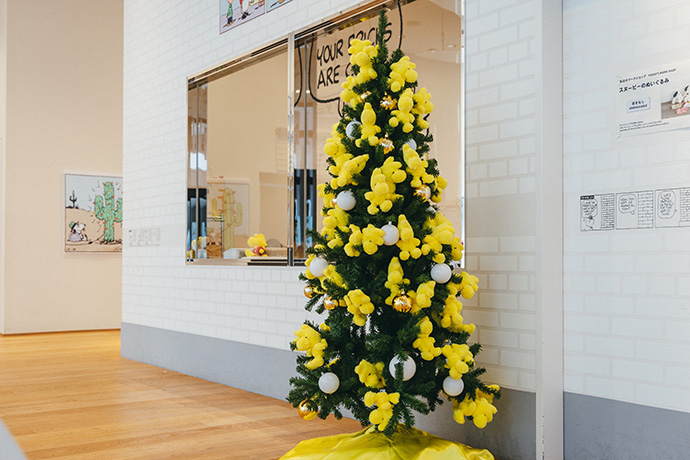 スヌーピーミュージアム「ハッピークリスマス」ウッドストックだらけのクリスマスツリー