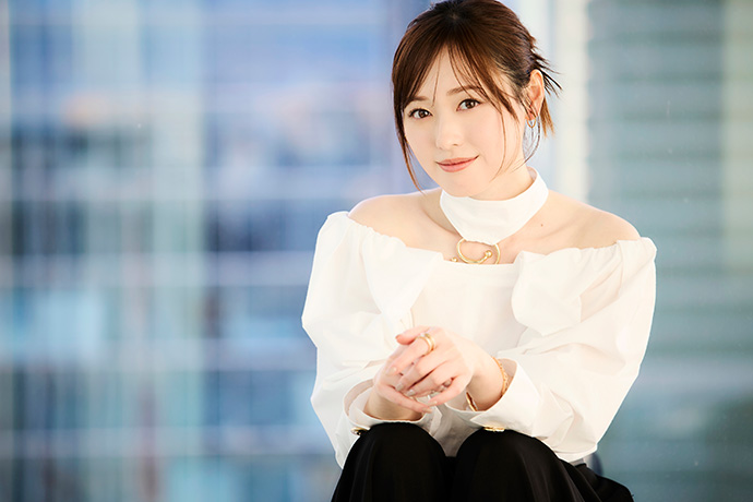 カメラに向かってポーズをとる、福原遥さん