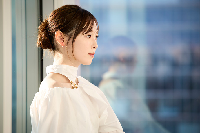 カメラに向かってポーズをとる、福原遥さん