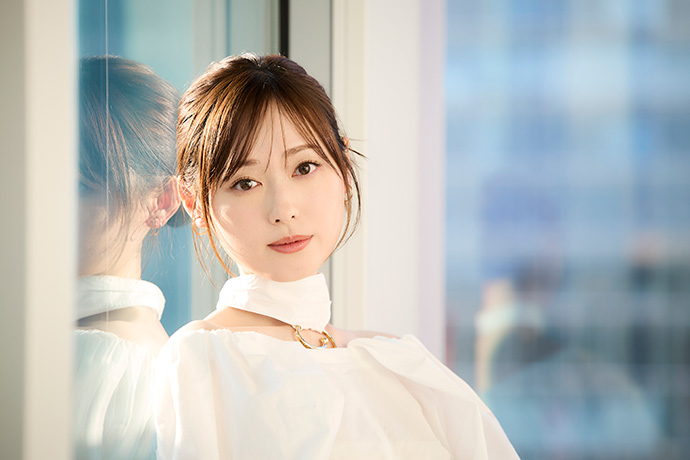 カメラに向かってポーズをとる、福原遥さん