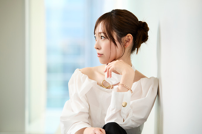 カメラに向かってポーズをとる、福原遥さん