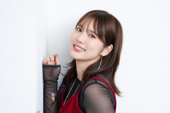 カメラに向かってポーズを取る内田真礼さん