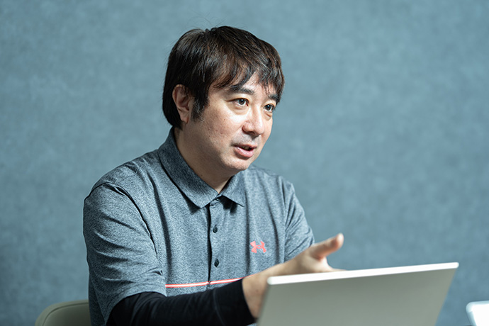 インタビューに答える、システム・リノベイト採用責任者の三星悟さん