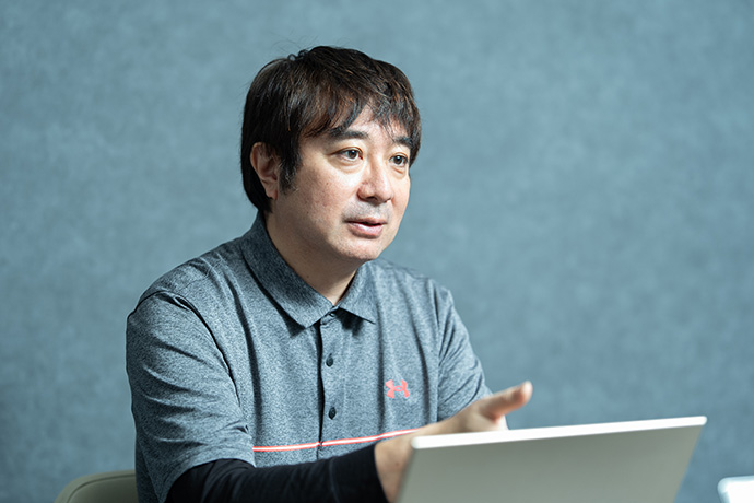 インタビューに答える、システム・リノベイト採用責任者の三星悟さん