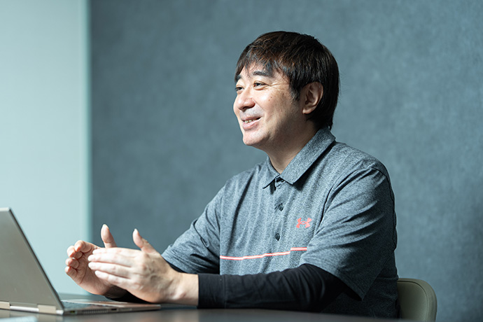 インタビューに答える、システム・リノベイト採用責任者の三星悟さん