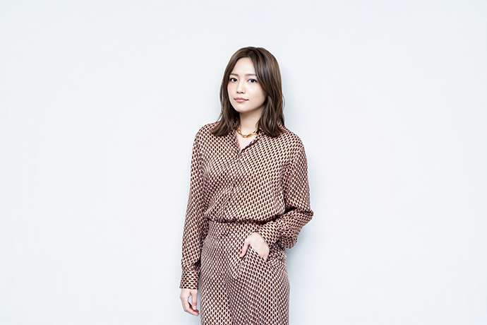 カメラに向かってポーズをとる、川口春奈さん