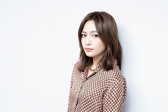 カメラに向かってポーズをとる、川口春奈さん