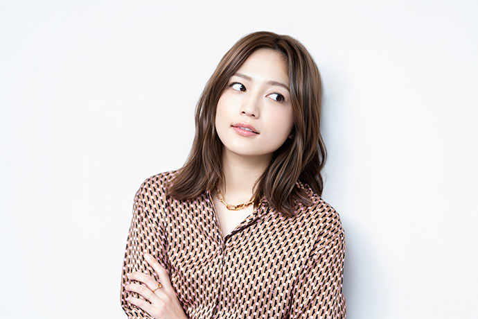 カメラに向かってポーズをとる、川口春奈さん