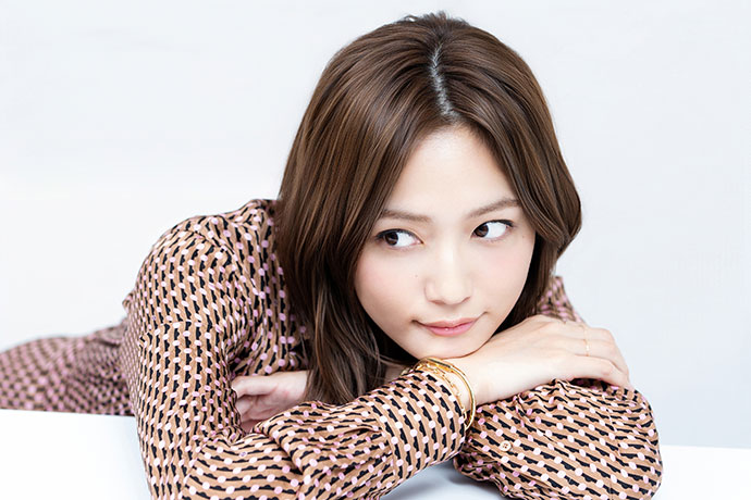 カメラに向かってポーズをとる、川口春奈さん