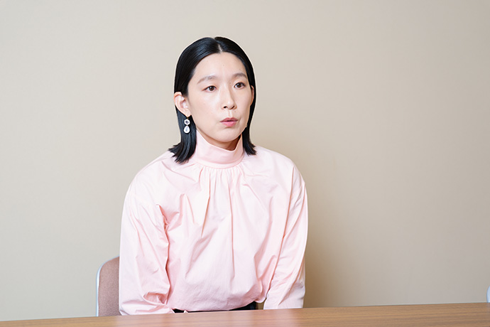 インタビューに答える、江口のりこさん