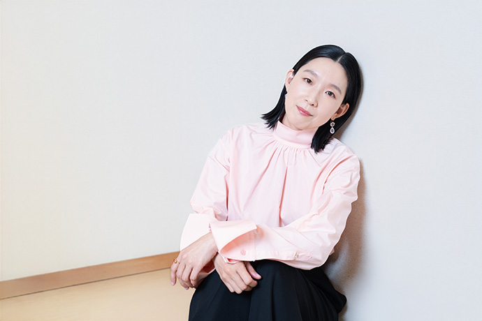 カメラに向かってポーズをとる、江口のりこさん