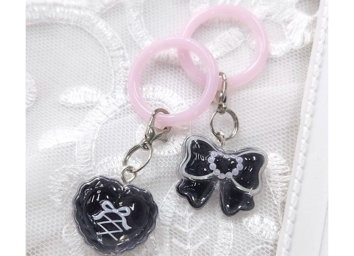 ボンボンドロップをアクセサリーにしている画像