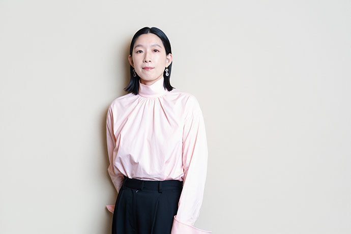 カメラに向かってポーズをとる、江口のりこさん