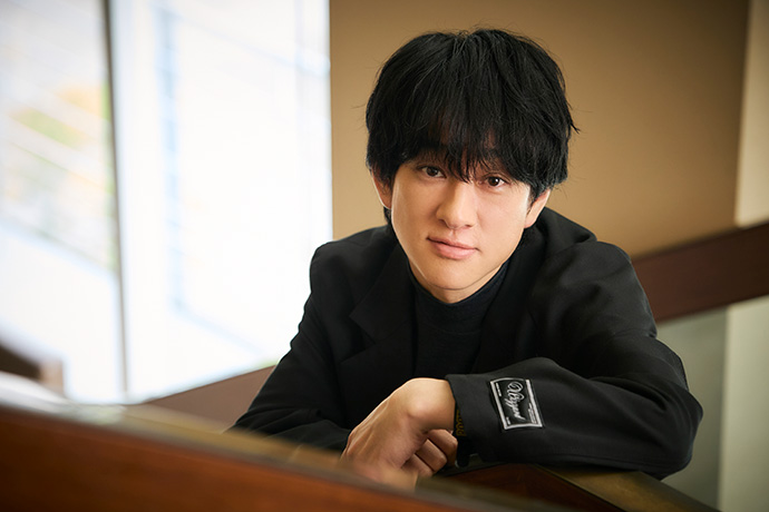 カメラに向かってポーズを取る横山裕さん