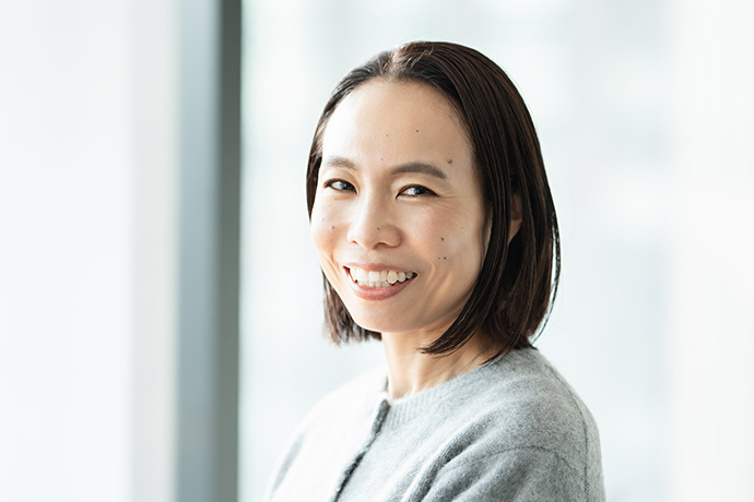 カメラに向かってポーズを取る、長月天音さん