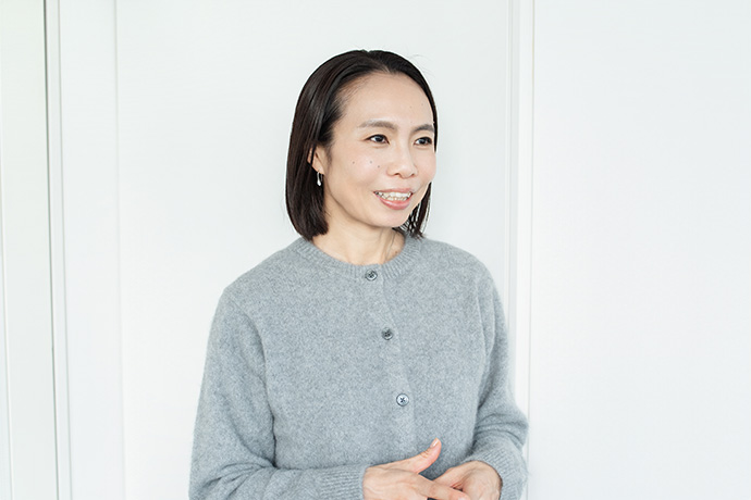 インタビューに答える、長月天音さん