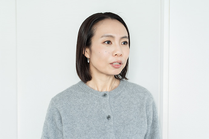 インタビューに答える、長月天音さん