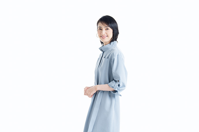 カメラに向かってポーズを取る、天海祐希さん