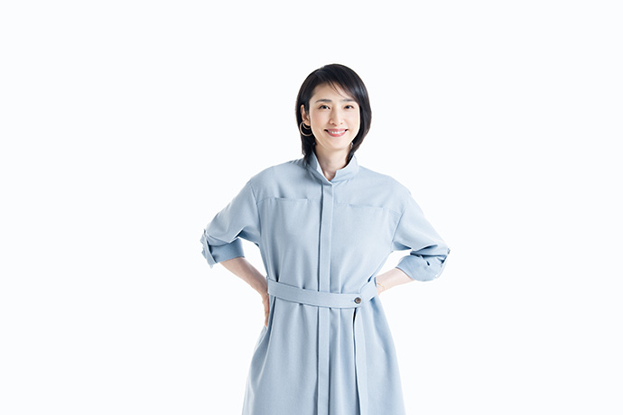 カメラに向かってポーズを取る、天海祐希さん