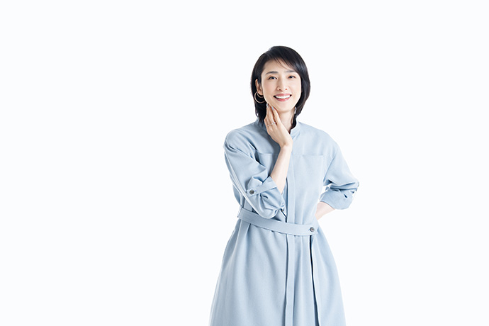 カメラに向かってポーズを取る、天海祐希さん