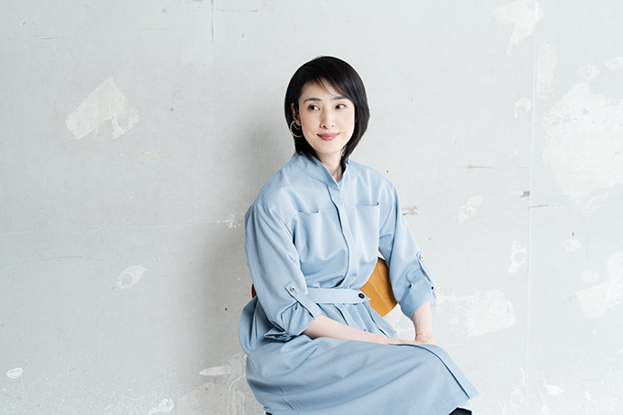 カメラに向かってポーズを取る、天海祐希さん