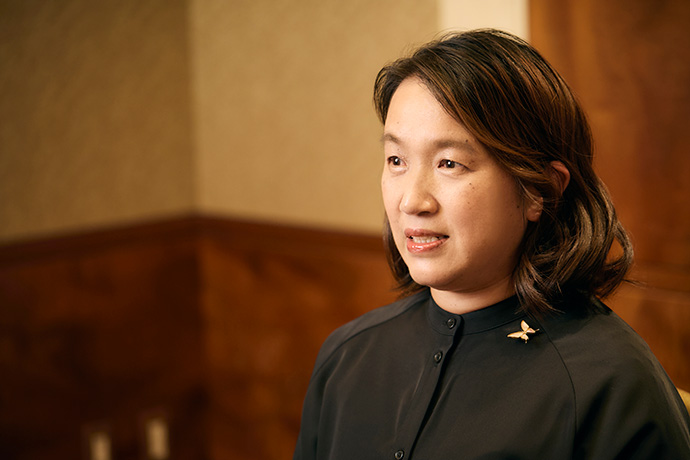 インタビューに答える、湊かなえさん