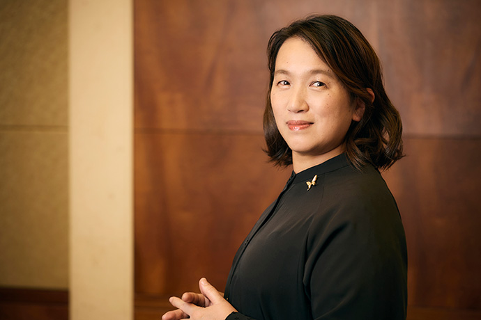 カメラに向かってポーズをとる、湊かなえさん