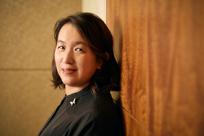 カメラに向かってポーズをとる、湊かなえさん