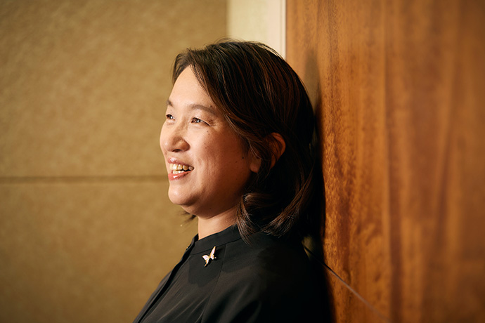 カメラに向かってポーズをとる、湊かなえさん