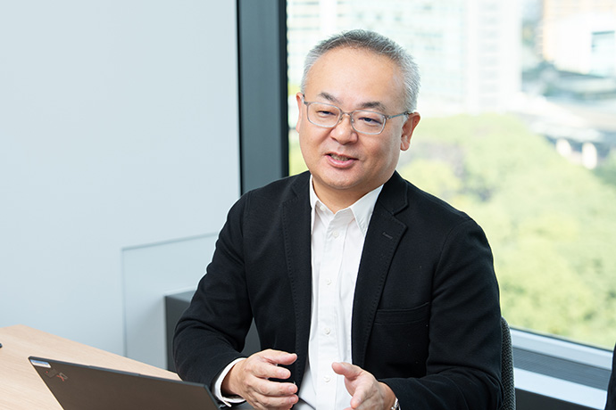 インタビューに答える三橋伸章さん