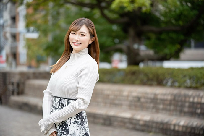 カメラに向かってポーズを取る、佐藤麻美さん