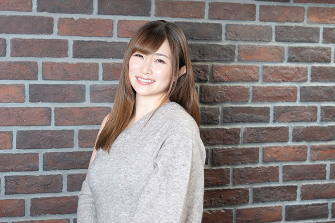 カメラに向かってポーズを取る佐藤麻美さん