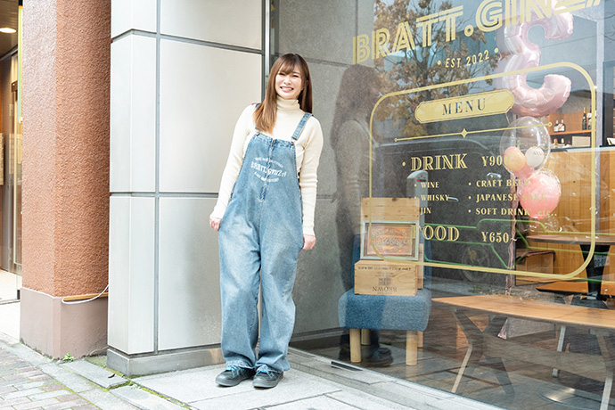 カメラに向かってポーズを取る、佐藤麻美さん