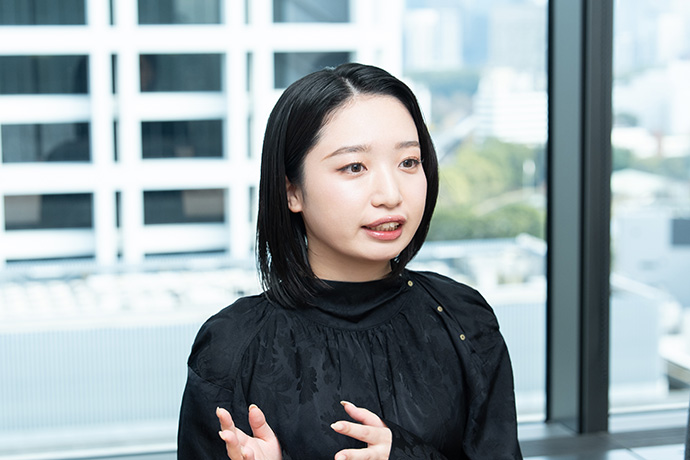 インタビューに答える田中菜々子さん