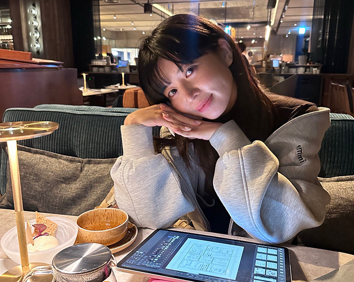 カメラに向かってポーズを取るあんじゅ先生