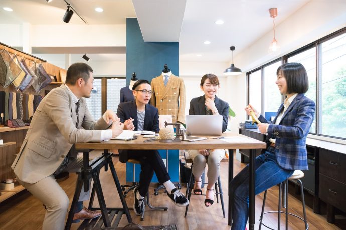 アパレル業界において本社で働く女性の写真