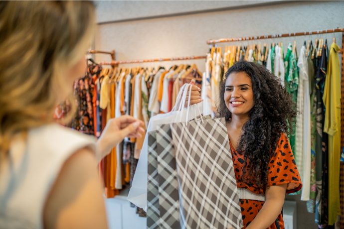 アパレル販売の仕事をする女性