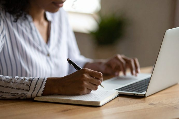キャリアプランを書き出す女性の写真