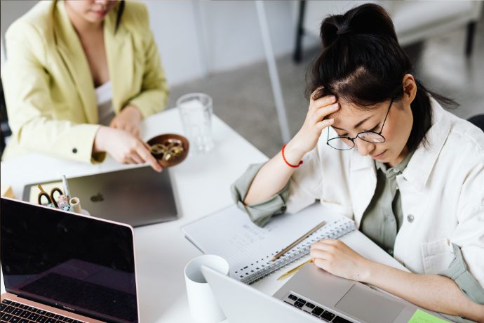 締め切り間近に多忙を極める女性の写真