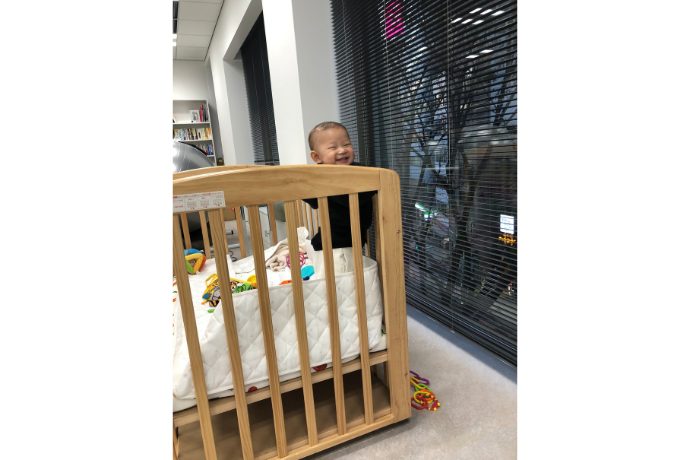 当時のオフィスにはベビーベッドがあり、代表や社員の子供が遊びに来た際に使用していた。