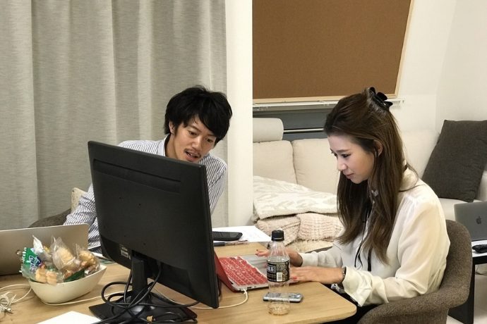 COO（当時）の真弓とピッチ資料作りに勤しんでいる様子