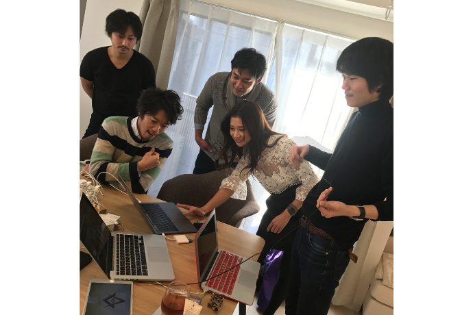 当時のCOO真弓とピッチ資料作りに勤しんでいる様子