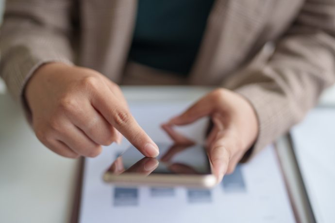 制度が使われているかどうかをチェックする女性の手元の写真